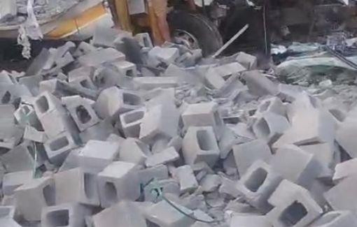 Acidente envolvendo ônibus e caminhão deixa veículos destruídos na via cascalheira, em camaçari
