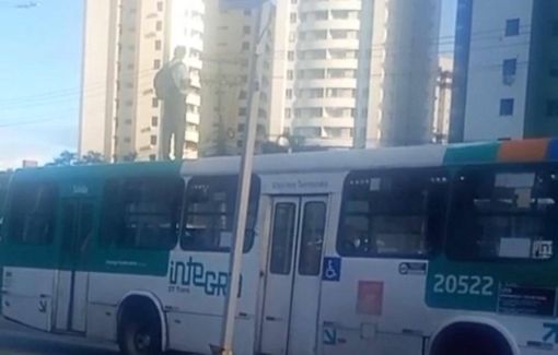 Salvador: Motorista para ônibus sobe no teto e segura a bandeira do Brasil  