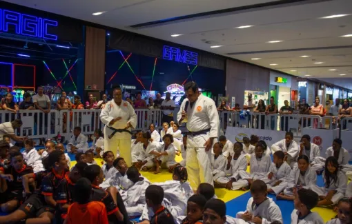  Prefeita Debora Regis entrega kimonos e uniformes e fortalece incentivo ao esporte entre estudantes