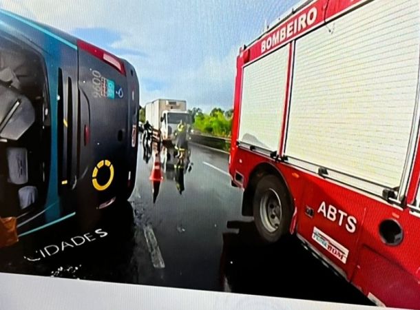 Acidente com ônibus que transportava trabalhadores do Polo deixa uma pessoa morta na BR-324