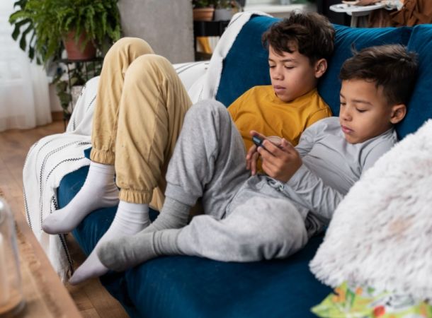  Excesso de telas e redução de experiências ao ar livre impactam desenvolvimento motor, cognitivo e social de crianças, apontam especialistas