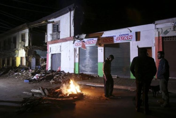 Chilenos deixam suas casas e observam os estragos provocados pelo tremor de 8,3 graus na escala Richter, que deixou ao menos oito mortosMario Ruiz/EFE/Agência Lusa