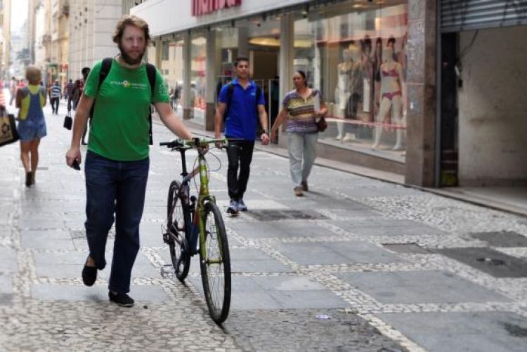 O diretor da Associação de Ciclistas Urbanos de São Paulo, Daniel Guth, defende o desestímulo ao uso do carro na cidade Mariana Gil/ WRI Brasil EMBARQ Brasil