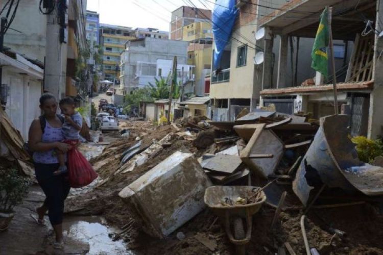Tânia Rêgo Equipes atuam na busca e resgate de pessoas nos escombros na Muzema