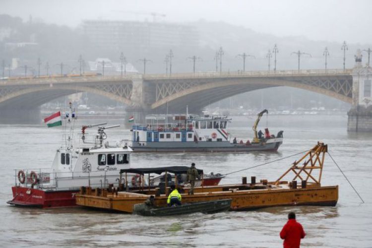 Grande esforço de resgate foi realizado com barcos, mergulhadores, holofotes e varreduras de radar vários quilômetros rio abaixo - REUTERS/Bernadett Szabo/Direitos Reservados