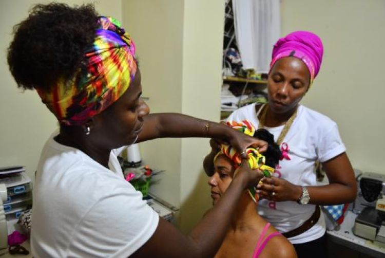 A oficina de turbantes é uma das atividades oferecidas pelo projeto Nêga RosaTomaz Silva/Agência Brasil