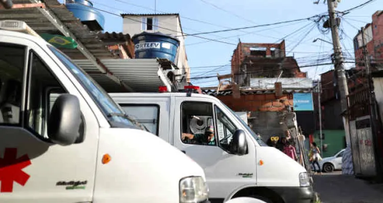 Ambulâncias na favela de Paraisópolis, em São Paulo 30/03/2020 REUTERS/Amanda Perobelli