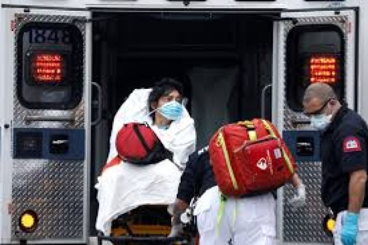 Mulher é colocada em ambulância por paramédicos em Nova York 08/04/2020 REUTERS/Mike Segar