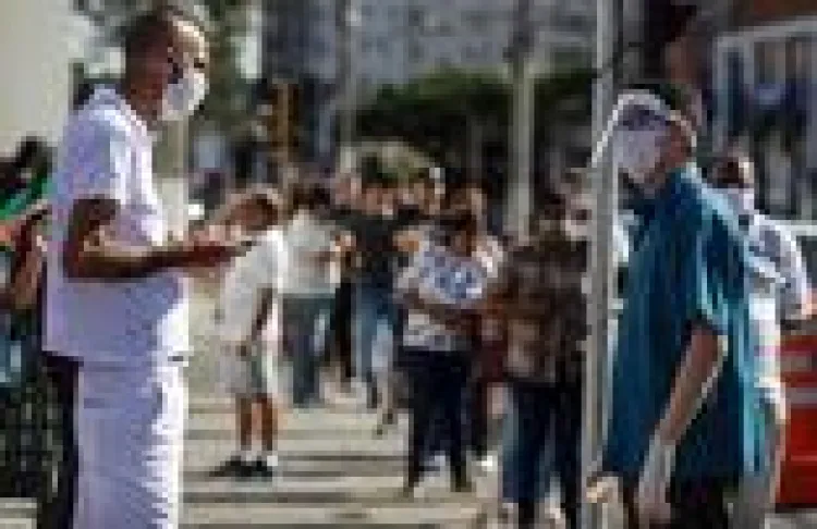 
Pesoas fazem fila para tentar receber auxílio do governo federal durante a pandemia 

