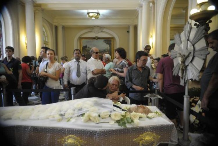 Rio de Janeiro - O corpo do produtor, ator e apresentador Luiz Carlos Miele, que morreu ontem aos 77 anos, está sendo velado na Câmara dos Vereadores do Rio (Tânia