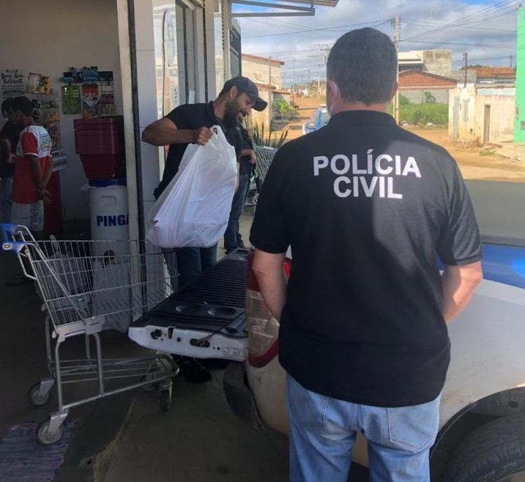 Foto ilustrativa de policiais em ação 