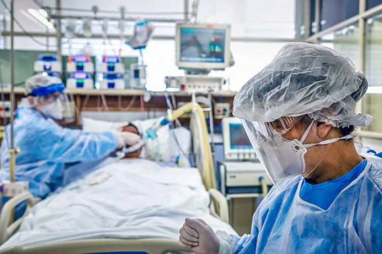 Com risco de escassez, estados notificaram o governo federal sobre o baixo estoque de medicamentos e oxigênio (Silvio AVILA/AFP)