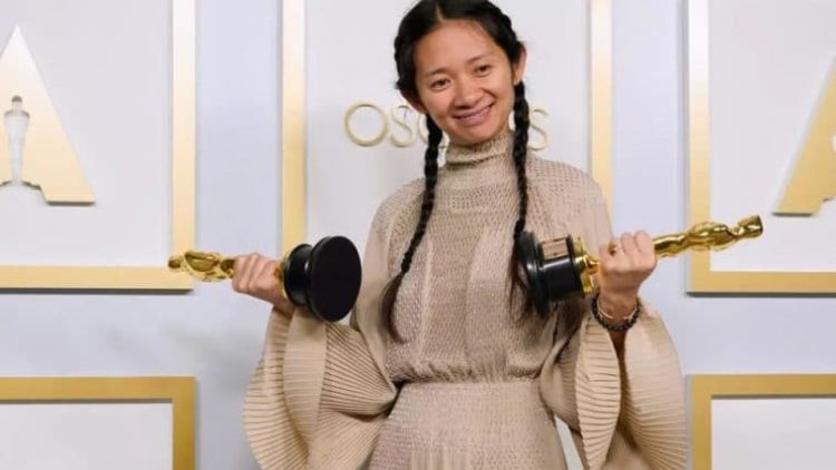 A cineasta Chloe Zhao posa com estatuetas do Oscar, em Los Angeles (25 de abril de 2021) Foto: Chris Pizzello/Pool/Reuters