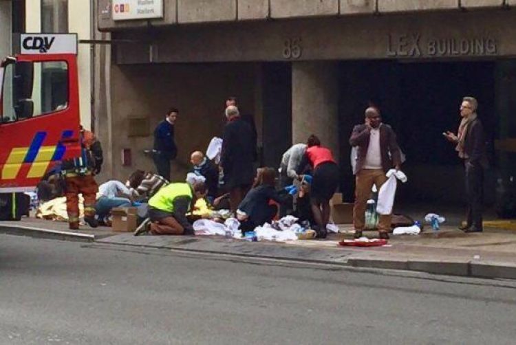 Equipes de emergência socorrem feridos em frente à estação Maelbeek do metrô, em BruxelasAgência Lusa