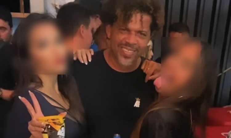 Givaldo posa com 'fãs' durante evento no RJ Foto: Reprodução