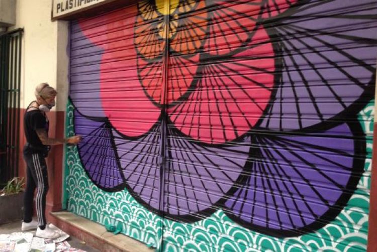 Artista substitui mensagens homofóbicas em porta de estabelecimento comercial no RioAkemi Nitahara (Agência Brasil)