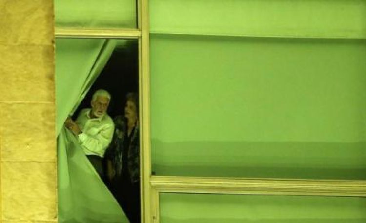 
 Presidente Dilma Rousseff e Jaques Wagner observam de janela no Palácio do Planalto. 11/5/2016.  REUTERS/Adriano Machado

