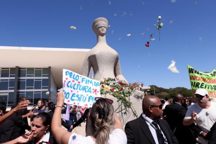 
Brasília - Caminhada das Flores repudia abuso e agressões contra as mulheres (Wilson Dias/Agência Brasil)