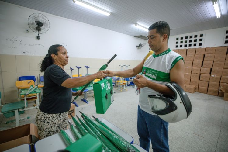 Prefeitura entrega fardamento e kit pedagógico aos alunos da EJA durante aula pública