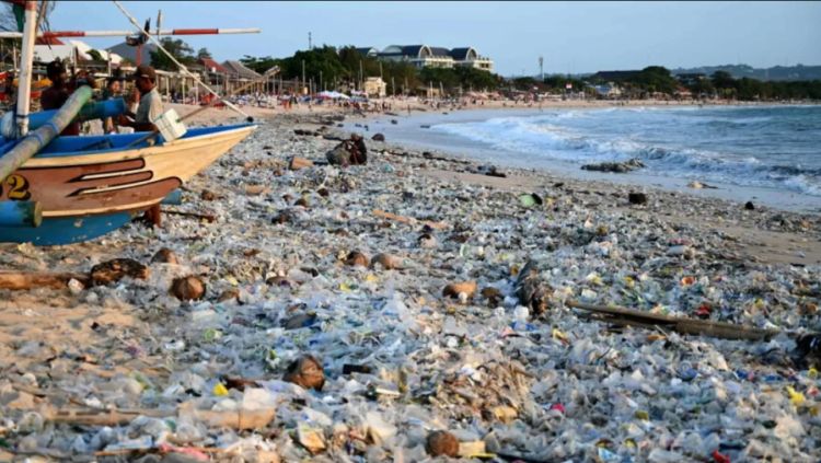 Lixo plástico toma praia em Bali Imagem: Sonny Tumbelaka/AFP