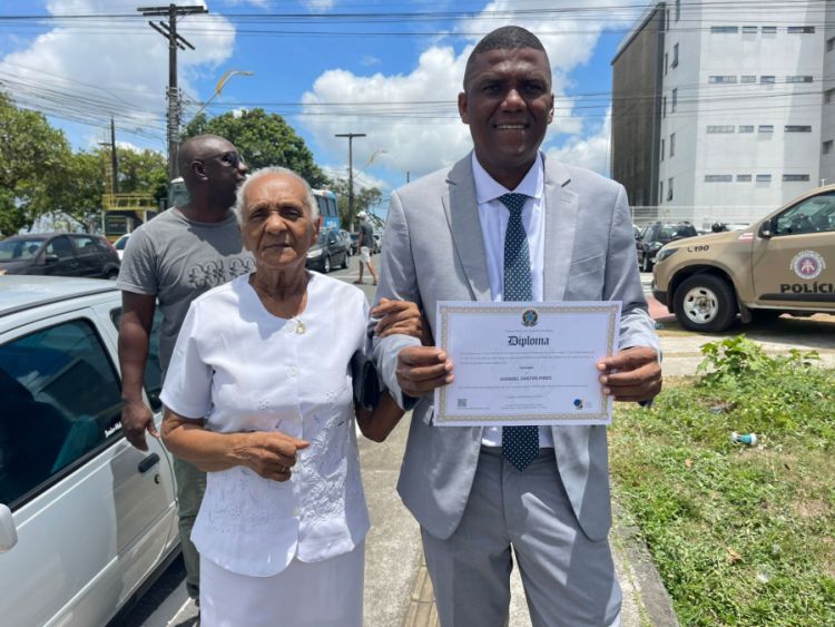 Ivandel ao lado de sua mãe