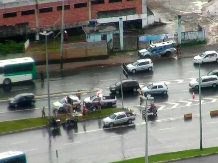 
Acidente de moto deixa um morto no Viaduto Nelson Dahia, em Salvador (Foto: Imagens/ Tv Bahia)