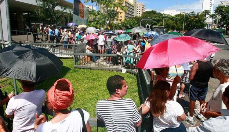 Fãs se aglomeraram em frente ao TCA para conseguir ingressos - Foto: Fernando Amorim | Ag. A TARDE


